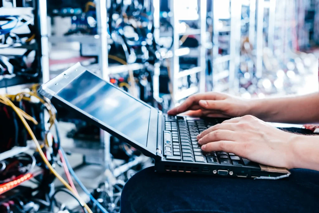 Immagine raffigurante un tecnico al lavoro